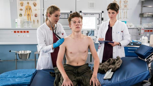 Assistenzärztin Julia Berger (Mirka Pigulla) hat mit Offiziersanwärter Eric Paula (Leon Seidel) einen Patienten vor sich, der sogar das Interesse von Dr. Koshka (Katharina Nesytowa) weckt …