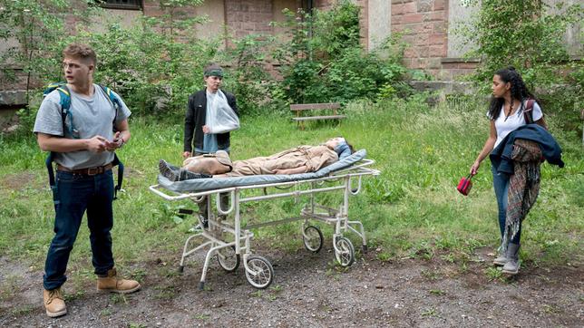 Bei einem Ausflug zur Ruine eines historischen Lazaretts hat sich Rebecca (Milena Straube) ernsthaft verletzt. Ihre Kolleg*innen Mikko (Luan Gummich), Tom (Tilman Pörzgen, h.) und Emma (Elisa Agbaglah) sind sehr besorgt.