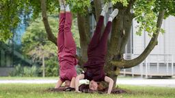 Dank einer Yoga Übung können Tamar (Linda Kummer) und Viktoria (Isabella Krieger) den Blickwinkel ihrer Patientin verstehen.