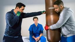 Das Boxtraining von Matteo Moreau (Mike Adler) und Brentano (Thomas Koch) führt Ben Ahlbeck (Philipp Danne) vor Augen, wie sehr ihn sein Bein einschränkt und wie gefährlich das im Umgang mit Patienten sein kann.