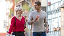 Die jungen Ärzte: Kathrin Globisch (Andrea Kathrin Loewig) und Dr. Niklas Ahrend (Roy Peter Link) beim Eis essen.