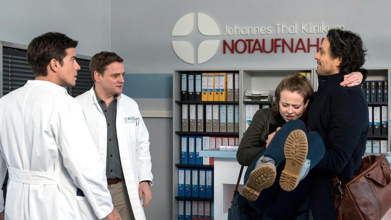 Der neue Oberarzt Dr. Noah Mattes (Chrisitan Martin Schäfer) bringt Finja Wolters (Linda Belinda Podszus) in die Notaufnahme des Johannes- Thal-Klinikums.