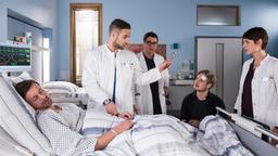 DIE JUNGEN ÄRZTE: Arthur Westermann (Benedikt Blaskovic), Dr. Matteo Moreau (Mike Adler), Elias Bähr (Stefan Ruppe), Bastian Westermann (Anton Rubtsov), Dr. Theresa Koshka (Katharina Nesytowa) im Krankenhaus.