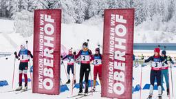 Die Biathletinnen der Junioren WM finden sich am Start ein. Das große Rennen steht bevor. Klara Wegner (Caroline Cousin) mit Biathletinnen (Komparsen)