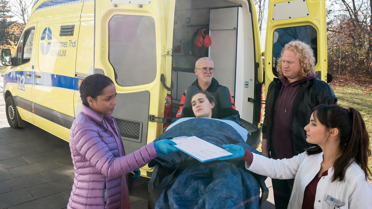 Die junge Boxerin Linn Strandberg (Josephine Martz) hat bei einem Kampf schwer einstecken müssen und wird in die Notaufnahme eingeliefert. Emma Jahn (Elisa Agbaglah) und Annika Rösler (Paula Schramm) nehmen die Patientin auf, die von ihrem Bruder und Trainer Per Strandberg (Julian Greis, 2.v.r. mit Komparse) begleitet wird.