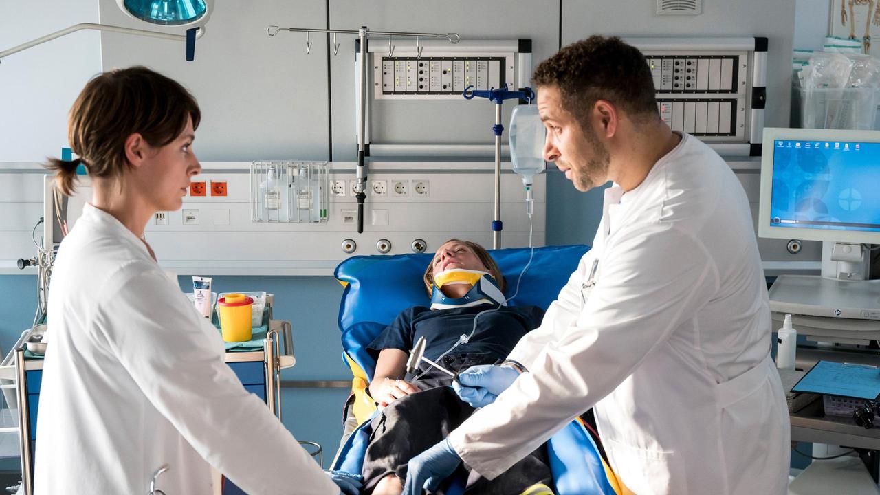 Die junge Feuerwehrfrau Mira Escher (Anna von Haebler) wurde bei einem Löscheinsatz schwer verletzt. Theresa Koshka (Katharina Nesytowa) und Matteo Moreau (Mike Adler) müssen schnell reagieren.