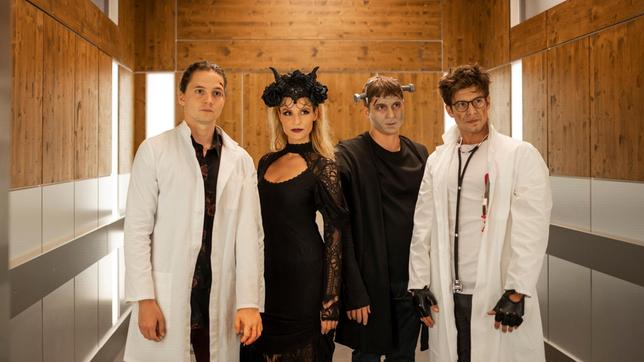 Die jungen Ärzte gehen zur nächtlichen Halloween-Party. V.l.n.r. Tom Zondek (Tilman Pörzgen), Julia Berger (Mirka Pigulla), Elias Bähr (Stefan Ruppe) und Ben Ahlbeck (Philipp Danne)