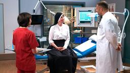 Die sympathische Nonne Alma Schreiber (Laura Schwickerath) hat sich beim Boxen an der Hand verletzt und sucht Hilfe bei Dr. Moreau (Mike Adler) und Rebecca Krieger (Milena Straube).