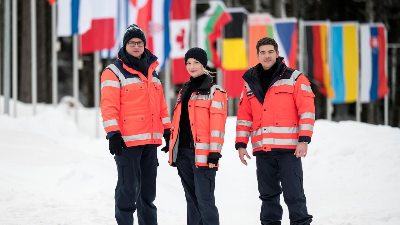 Die Vorabend-Serie „In aller Freundschaft – Die jungen Ärzte“ bekommt ihren zweiten Fernsehfilm. Für das Team waren es teils eisige Szenen im tief verschneiten Thüringer Wald und in Erfurt. Gedreht wurde auch im fiktiven Johannes-Thal-Klinikum in Erfurt. Für „Die jungen Ärzte“ wird es sportlich: Julia Berger (Mirka Pigulla), Ben Ahlbeck (Philipp Danne) und Dr. Elias Bähr (Stefan Ruppe) sind als Wettkampfärzte bei der Biathlon Junioren-WM in Oberhof eingesetzt und versorgen dort die Nachwuchssportler.