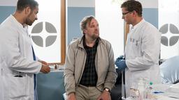 Dr. Elias Bähr (Stefan Ruppe) versorgt im Beisein von Matteo (Mike Adler) den Patienten Dirk Thienelt (Stephan Grossmann). Der hat sich selbst das Auge zugeklebt. Vor lauter Müdigkeit hat er Augentropfen mit Sekundenkleber verwechselt.