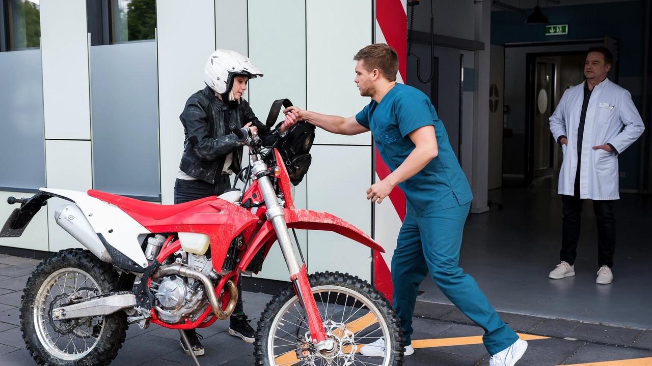 Dr. Marc Lindner (Christian Beermann) trifft auf eine ehemalige Patientin aus der Onkologie. Sanna Wieland (Linda Rohrer) hat sich am Arm verletzt und kommt mit ihrem Motorrad zur Notaufnahme, wo Mikko Rantala (Luan Gummich) ihr zu Hilfe eilt.