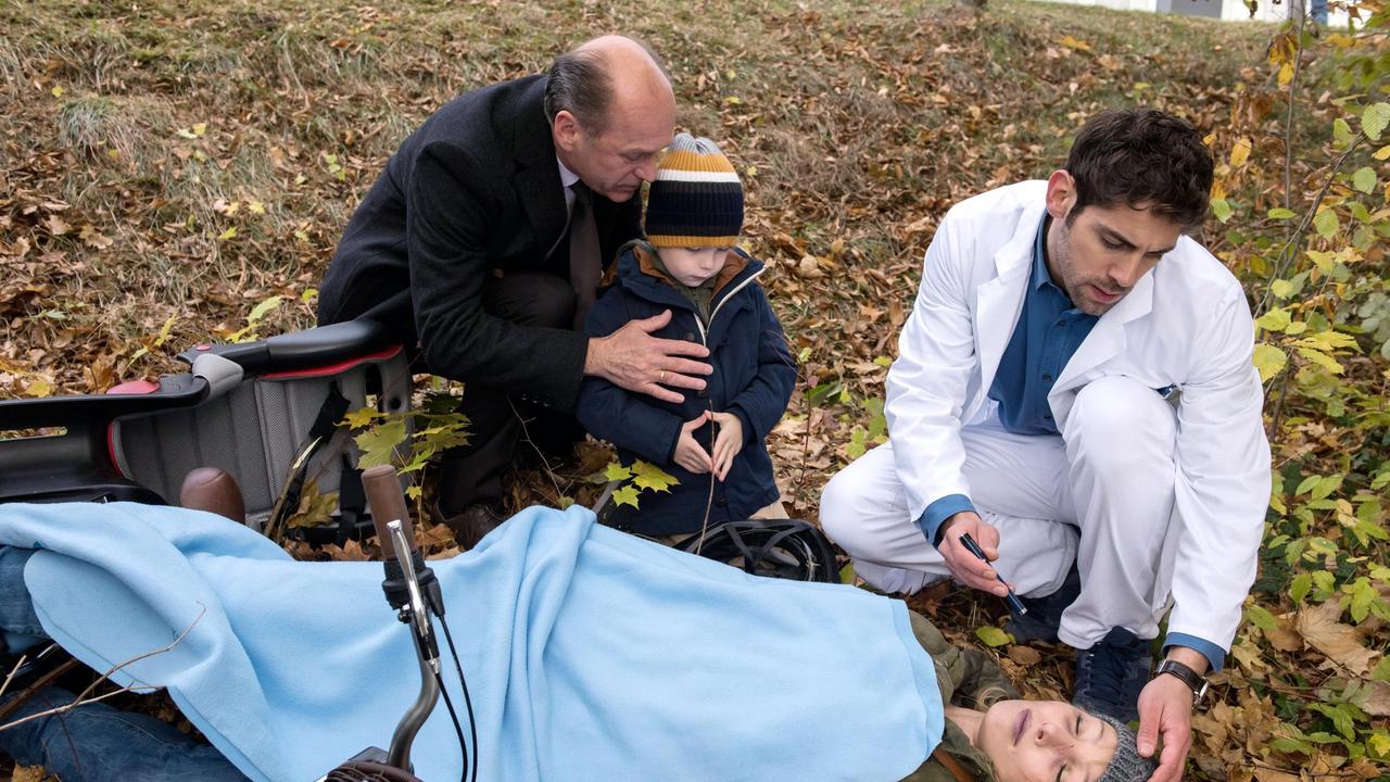 Durch Zufall entdecken Wolfgang Berger (Horst Günter Marx) und Dr. Niklas Ahrend (Roy Peter Link) den kleinen Luis (Josh Weidemann) und dessen bewusstlose Mutter Kathleen Bahr (Wencke Werner).