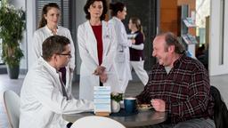 Elias (Stefan Ruppe) ermahnt seinen Patienten, Jürgen Gutsch (Rainer Reiners). Prof. Dr. Patzelt (Marijam Agischewa) und Paula Bathory (h.) unterstützen ihn dabei.