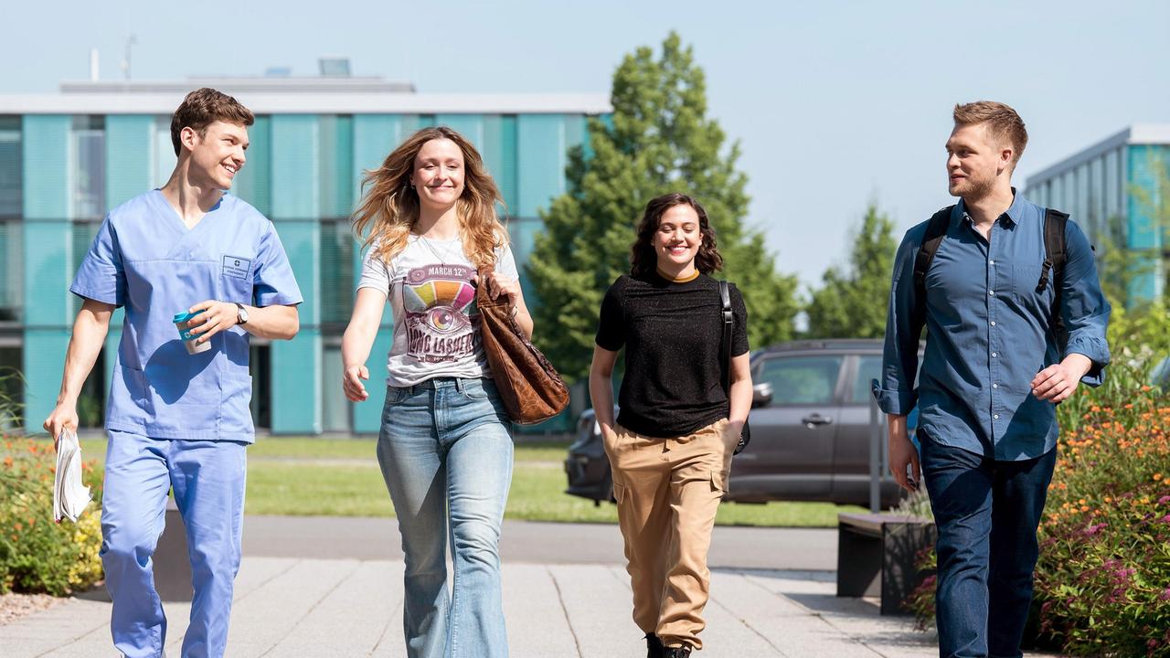 Im Klinikum wartet ein spannender Tag auf die jungen Ärzte (v.l.n.r:) Florian Osterwald (Lion Wasczyk), Viktoria Stadler (Isabella Krieger), Rebecca Krieger (Milena Straube) und Mikko Rantala (Luan Gummich)]