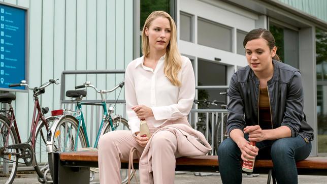 Bild: ARD/Jens Ulrich Koch Julia (Mirka Pigulla) und Rebecca (Milena Straube) versuchen sich auszusprechen. Sie müssen sich erst noch aneinander gewöhnen.