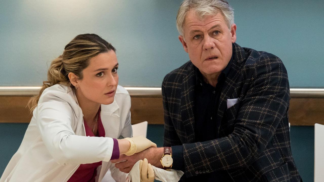 Konrad Boerne (Rainer Furch) kommt mit einer vor Blut tropfenden Hand ins JTK. Viktoria Stadler (Isabella Krieger) nimmt sich des Patienten an.