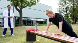 Matteo (Mike Adler) erwischt seine frisch operierte Patientin Lara Thiele (Bineta Hansen) beim Training. Er ist alles andere als begeistert.