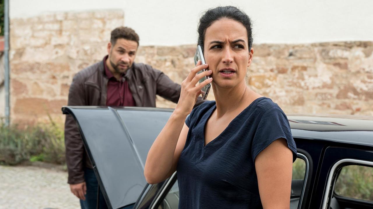 Matteo (Mike Adler) und Leyla Sherbaz (Sanam Afrashteh) sind auf dem Weg zur Arbeit mit dem Auto liegengeblieben.