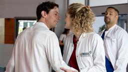 Nach einem Moment der Nähe zwischen Dr. Elly Winter (Juliane Fisch) und Dr. Matteo Moreau (Mike Adler) sind beide angespannt. Damit so etwas nicht nochmal vorkommt, hat Matteo im Affekt beschlossen, Ellys Ehemann und Fußspezialisten Prof. Beat Leuenburger (Roland Bonjour) für eine OP ans Johannes-Thal-Klinikum zu holen.