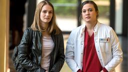 Rebecca Krieger (Milena Straube) begleitet die Patientin Leni Fichtner (Leonie Wesselow) zum CT.