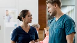 Sofia (Olivia Papoli-Barawati) und Mikko (Luan Gummich) besprechen den weiteren Behandlungsverlauf ihrer Patientin.