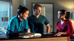 Tom Zondek (Tilman Pörzgen), Mikko Rantala (Luan Gummich) und Rebecca Krieger (Milena Straube) beraten sich, wie sie das Pony "Anke" retten können.