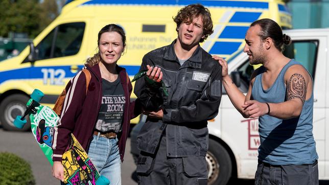 Viktoria (Isabella Krieger) ist gerade mit ihrem Longboard unterwegs, als sie auf Dennis Mahler (Benedikt Kalcher) und seinen Bruder Hendrick Mahler (Kai Müller) trifft. Die beiden suchen dringend Hilfe im Johannes-Thal-Klinikum.