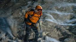 Vivienne Kling (Jane Chirwa) versucht allein zur Hütte zu gelangen, um Hilfe zu holen – verrirrt sich aber im Schneesturm.