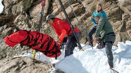 Vivienne Kling (Jane Chirwa) und Mikko Rantala (Luan Gummich, r. vorne) bei der Rettungsübung; überwacht werden sie von Bergführerin Maria Dengler (Cosima Lehninger, r. hinten). Die Erfurter Ärzte üben Teamarbeit und Bergung am Berg.