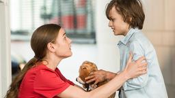 Der erste Tag beginnt gleich turbulent. In einer Grundschule gab es einen Brand. Louisa (Llewellyn Reichman) versucht den kleinen Theo (Claude Heinrich), der gerade gemeinsam mit seiner Schwester Ava eingeliefert wurde, zu beruhigen.