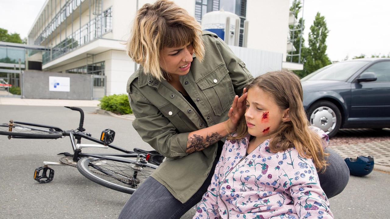 Mo (Jaëla Carlina Probst) passt für einen kurzen Moment nicht auf, da gerät Kiki (Anais Sterneckert) ihr vor’s Fahrrad.