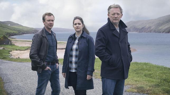 Detective Inspector Jimmy Perez (Douglas Henshall, re.), seine Kollegin Tosh (Alison O'Donnell, Mitte) und Detective Sandy Wilson (Steven Robertson, li.) ermitteln gemeinsam.