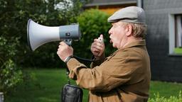 Mord mit Aussicht: Zielonka (Michael Hanemann) informiert den Geiselnehmer mit einem Megafon.