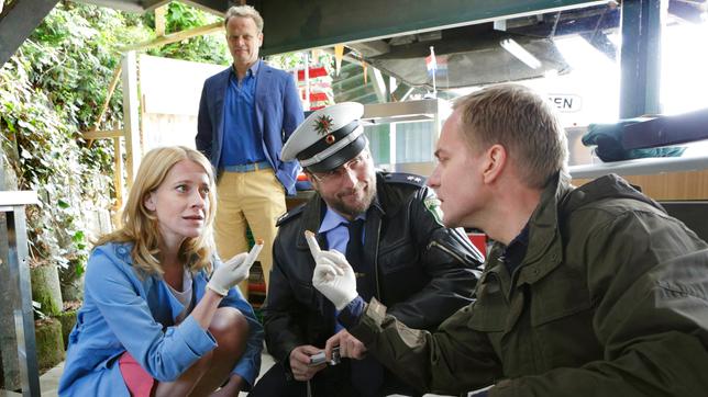 Mord mit Aussicht: Sophie Haas (Caroline Peters), Parkbetreiber Huub van Uffelen (Reinout Bussemaker), Dietmar Schäffer (Bjarne Mädel) und Dr. Bechermann (Patrick Heyn.) am Tatort.