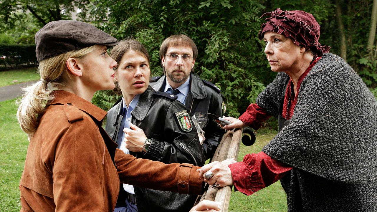 Mord mit Aussicht: Die "Dorfhexe" Rosalie Rosen (Annekathrin Bürger) erzählt Sophie Haas (Caroline Peters), Bärbel Schmied (Meike Droste) Dietmar Schäffer (Bjarne Mädel) von der Phrophezeiung.