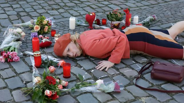 Mord mit Aussicht: Sophie Haas (Caroline Peters) stellt die Lage der Leiche am Tatort nach.