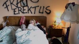 Mord mit Aussicht: Sophie Haas (Caroline Peters) erwacht mit einem Filmriss und mit drei Männern im und vor dem Bett: Bernd Wand (Jacques Palminger), Dickie Schubert (Rocko Schamoni) und Torsten Bage (Heinz Strunk).