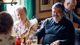 Pastor Puttermann (Johannes Rotter) mit Frau Runkelbach und anderen Chormitgliedern im Aubach.