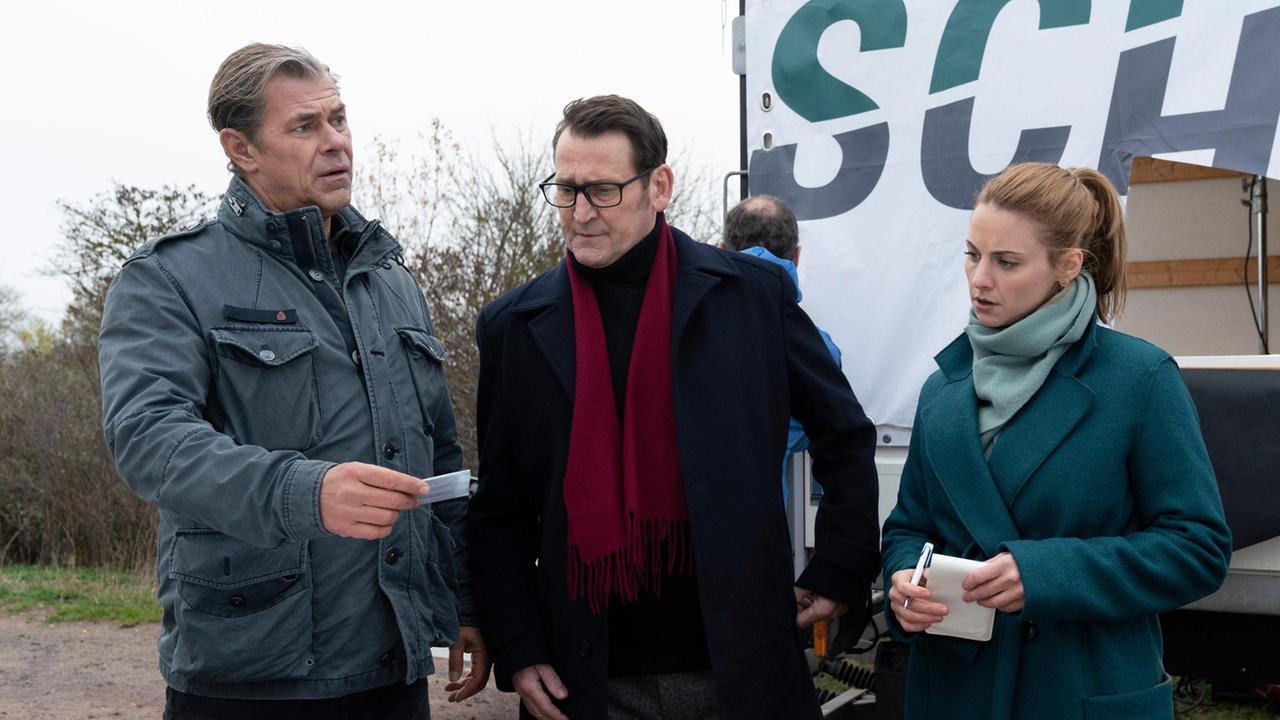 Der Lkw-Fahrer Stefan Buschke wurde erstochen auf einem Rastplatz neben seinem Fahrzeug gefunden. Am Tatort nehmen Finn (Sven Martinek), Lars (Ingo Naujoks) und Nina (Julia E. Lenska) die Frachtpapiere genauer unter die Lupe.