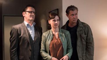 Bild: ARD/Gordon Timpen Finn, Lars und ihre neue Kollegin Nina Weiss am Tatort.