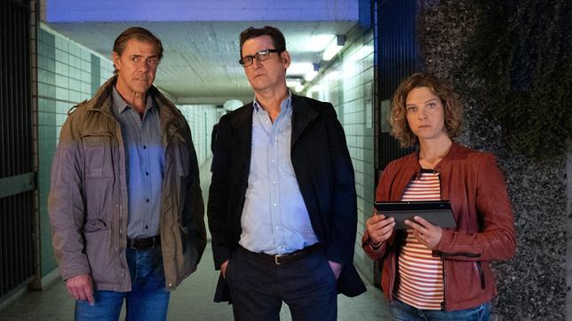 Die Kommissare Finn Kiesewetter (Sven Martinek),  Lars Englen (Ingo Naujoks) und Tomke Jennsen (Anjorka Strechel) machen sich noch am Tatort ein Bild von den Ereignissen.