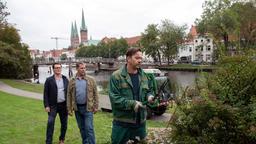 Die Kommissare Lars Englen (Ingo Naujoks) und Finn Kiesewetter (Sven Martinek) befragen den Gärtner Rainer Fischer (Michael Sideris), was hinter der Entführung seines Sohnes stecken könnte. Lösegelderpressung fällt als Motiv aus. Bei dem Mann ist nicht viel zu holen.