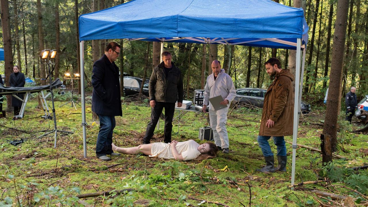 Die Kommissare Lars (Ingo Naujoks), Finn (Sven Martinek) und Gregor (Jonas Minthe) werden zum Leichenfund einer jungen Frau gerufen. Strahl (Christoph Tomarek) hat schon erste Erkenntnisse: Der Fundort ist nicht der Tatort.