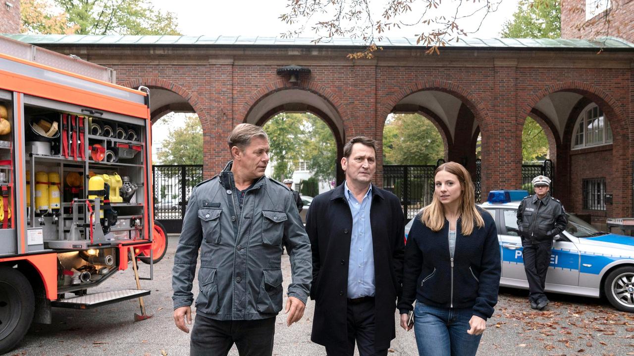 Die Lübecker Ermittler, v.l.n.r. Finn (Sven Martinek), Lars (Ingo Naujoks), Nina (Julia Schäfle), haben einen neuen Fall: Der Direktor eines renommierten Lübecker Gymnasiums starb im Chemieraum auf qualvolle Weise an einer Chlorgasvergiftung. Alles deutet auf Mord.