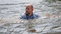 Morden im Norden: Gerd Siebert (Achim Buch) will den Kommissaren davon schwimmen.