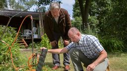 Morden im Norden: Hauptkommissar Schröter (Veit Stübner) blickt mit Gerd Siebert (Achim Buch) in den Pumpenschacht.