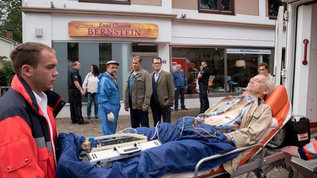 Ein brutaler Überfall auf ein Bernstein-Schmuckgeschäft in Scharbeutz: Weil der Bernsteinschleifer Enno Claasen (Hans-Heinrich Hardt ) ungeplant früher vom Strand zurückkommt, überrascht er zwei Einbrecher auf frischer Tat und wird dabei von einem Schuss lebensgefährlich verletzt. Finn Kiesewetter (Sven Martinek), Lars Englen (Ingo Naujoks, 2.v.r. mit Komparsen h.) Dr. Henning Strahl (Christoph Tomanek, 4.v.r. mit Komparsen) ermitteln.