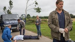 Ein maskierter Mann hat mit einer Panzerfaust einen Geldtransporter überfallen, der Fahrer kam dabei ums Leben. V.l.n.r. Dr. Strahl (Christoph Tomanek),  (als Strahl), Pawel Olkowski (Tom Keune), Lars Englen (Ingo Naujoks), Sandra Schwartenbeck (Marie Luise Schramm) und Finn Kiesewetter (Sven Martinek).