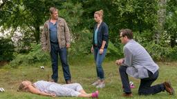 Eva Herzog wird von ihrem Ehemann mit einem Messer in der Brust im Garten gefunden. V.l.n.r. Der Pathologe Dr. Strahl (Christoph Tomanek), Finn Kiesewetter (Sven Martinek), Nina Weiss (Julia Schafle) und Lars Englen (Ingo Naujoks) stehen vor einem rätselhaften Fall.