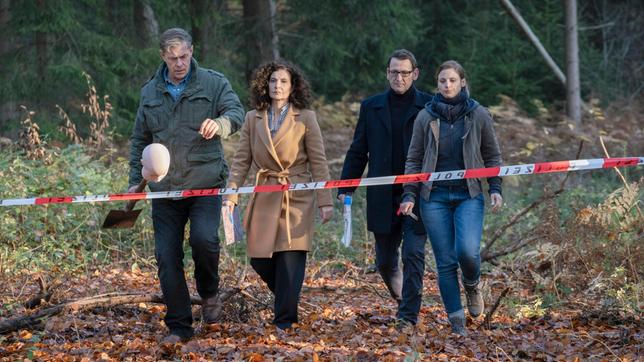 Finn (Sven Martinek), Dr. Zobel (Proschat Madani), Lars (Ingo Naujoks) und Nina (Julia E. Lenska) wollen vor Ort im Wald die Tat nachstellen.